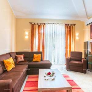 Kuća s apartmanima i bazenom u Premanturi – pogled na more!