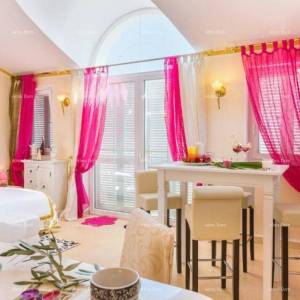 Kuća s apartmanima i bazenom u Premanturi – pogled na more!