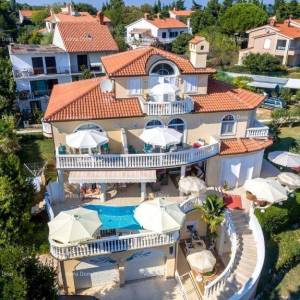 Kuća s apartmanima i bazenom u Premanturi – pogled na more!