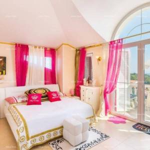 Kuća s apartmanima i bazenom u Premanturi – pogled na more!