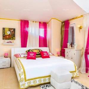 Kuća s apartmanima i bazenom u Premanturi – pogled na more!