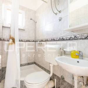 Kuća s bazenom i apartmanima u mirnom dijelu Rogoznice
