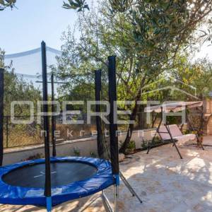 Kuća s bazenom i apartmanima u mirnom dijelu Rogoznice
