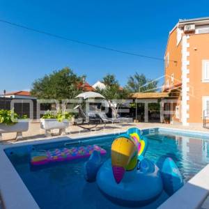 Kuća s bazenom i apartmanima u mirnom dijelu Rogoznice
