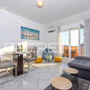 Kuća s bazenom i apartmanima u mirnom dijelu Rogoznice
