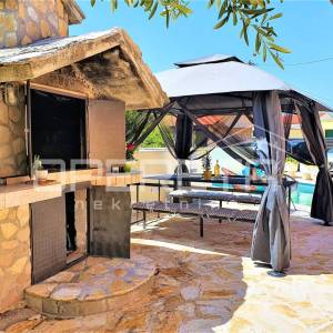 Kuća s bazenom i apartmanima u mirnom dijelu Rogoznice
