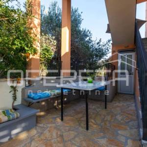 Kuća s bazenom i apartmanima u mirnom dijelu Rogoznice
