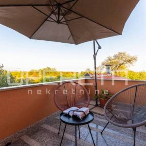 Kuća s bazenom i apartmanima u mirnom dijelu Rogoznice
