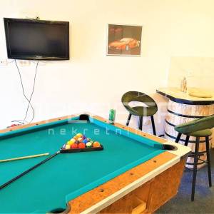 Kuća s bazenom i apartmanima u mirnom dijelu Rogoznice
