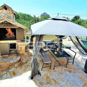 Kuća s bazenom i apartmanima u mirnom dijelu Rogoznice
