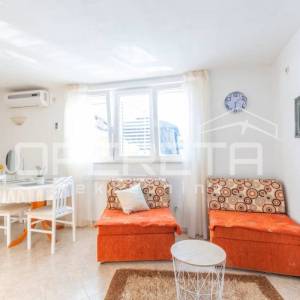 Kuća s bazenom i apartmanima u mirnom dijelu Rogoznice
