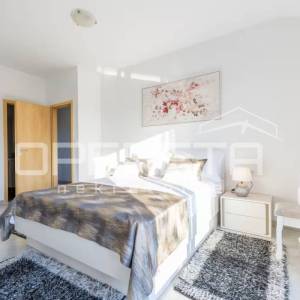 Kuća s bazenom i apartmanima u mirnom dijelu Rogoznice
