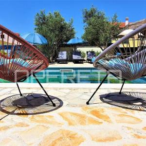 Kuća s bazenom i apartmanima u mirnom dijelu Rogoznice
