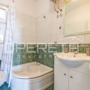 Kuća s bazenom i apartmanima u mirnom dijelu Rogoznice
