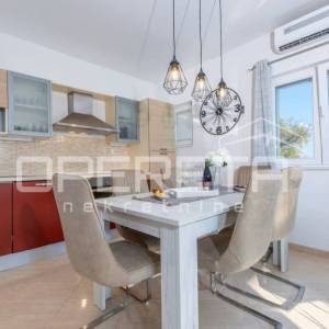 Kuća s bazenom i apartmanima u mirnom dijelu Rogoznice
