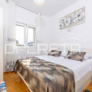 Kuća s bazenom i apartmanima u mirnom dijelu Rogoznice
