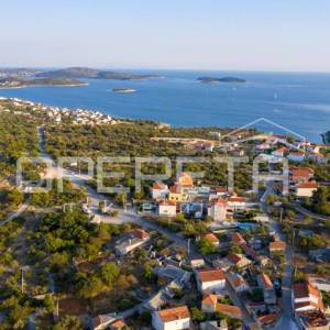 Kuća s bazenom i apartmanima u mirnom dijelu Rogoznice
