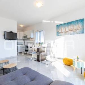 Kuća s bazenom i apartmanima u mirnom dijelu Rogoznice
