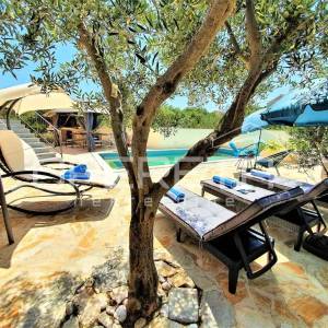 Kuća s bazenom i apartmanima u mirnom dijelu Rogoznice
