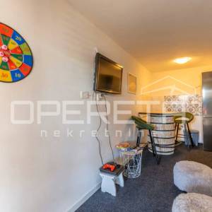 Kuća s bazenom i apartmanima u mirnom dijelu Rogoznice
