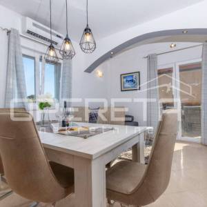 Kuća s bazenom i apartmanima u mirnom dijelu Rogoznice
