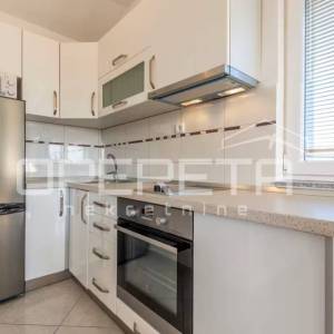 Kuća s bazenom i apartmanima u mirnom dijelu Rogoznice
