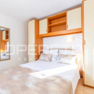 Kuća s bazenom i apartmanima u mirnom dijelu Rogoznice
