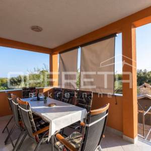 Kuća s bazenom i apartmanima u mirnom dijelu Rogoznice
