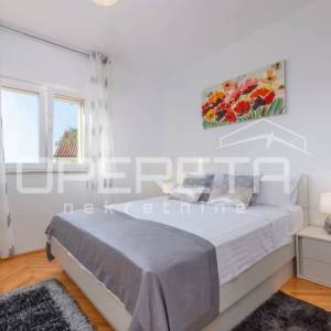 Kuća s bazenom i apartmanima u mirnom dijelu Rogoznice
