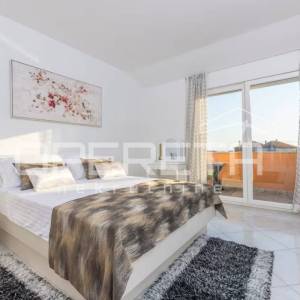 Kuća s bazenom i apartmanima u mirnom dijelu Rogoznice
