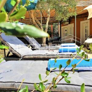 Kuća s bazenom i apartmanima u mirnom dijelu Rogoznice
