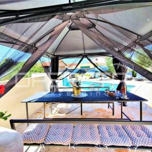 Kuća s bazenom i apartmanima u mirnom dijelu Rogoznice
