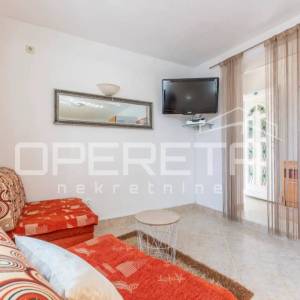 Kuća s bazenom i apartmanima u mirnom dijelu Rogoznice
