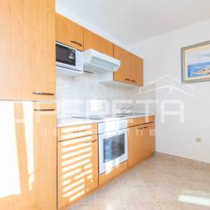 Kuća s bazenom i apartmanima u mirnom dijelu Rogoznice
