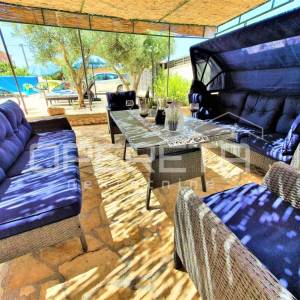 Kuća s bazenom i apartmanima u mirnom dijelu Rogoznice
