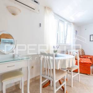 Kuća s bazenom i apartmanima u mirnom dijelu Rogoznice
