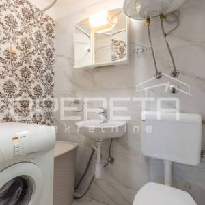 Kuća s bazenom i apartmanima u mirnom dijelu Rogoznice
