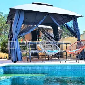 Kuća s bazenom i apartmanima u mirnom dijelu Rogoznice
