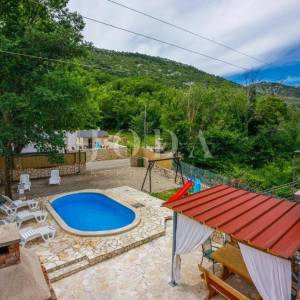 Kuća s bazenom na prodaju u Bribiru – 4 spavaće sobe, kamin, okućnica, parking | Kvarner