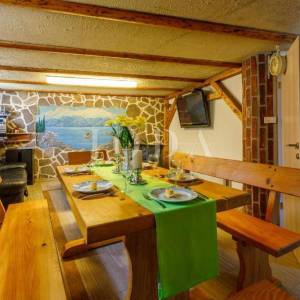 Kuća s bazenom na prodaju u Bribiru – 4 spavaće sobe, kamin, okućnica, parking | Kvarner