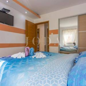 Kuća s bazenom na prodaju u Bribiru – 4 spavaće sobe, kamin, okućnica, parking | Kvarner