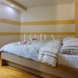 Kuća s bazenom na prodaju u Bribiru – 4 spavaće sobe, kamin, okućnica, parking | Kvarner