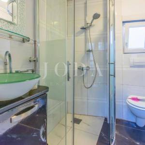 Kuća s bazenom na prodaju u Bribiru – 4 spavaće sobe, kamin, okućnica, parking | Kvarner