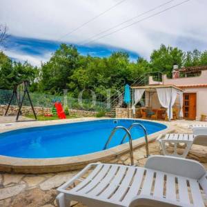 Kuća s bazenom na prodaju u Bribiru – 4 spavaće sobe, kamin, okućnica, parking | Kvarner