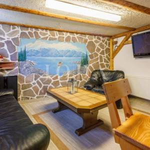 Kuća s bazenom na prodaju u Bribiru – 4 spavaće sobe, kamin, okućnica, parking | Kvarner