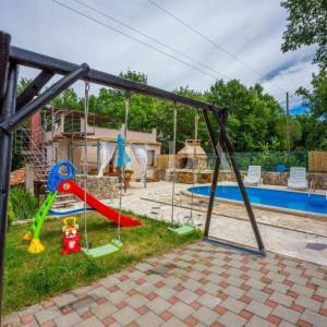 Kuća s bazenom na prodaju u Bribiru – 4 spavaće sobe, kamin, okućnica, parking | Kvarner