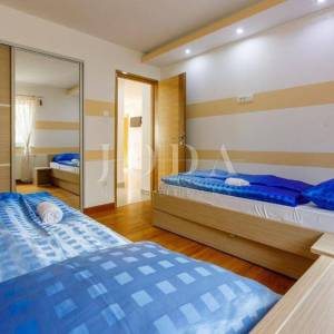 Kuća s bazenom na prodaju u Bribiru – 4 spavaće sobe, kamin, okućnica, parking | Kvarner