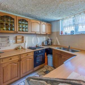 Kuća s bazenom na prodaju u Bribiru – 4 spavaće sobe, kamin, okućnica, parking | Kvarner