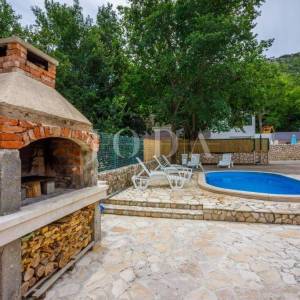 Kuća s bazenom na prodaju u Bribiru – 4 spavaće sobe, kamin, okućnica, parking | Kvarner