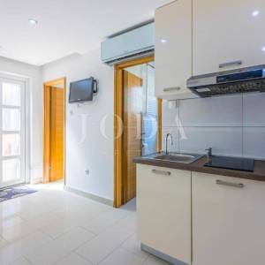 Kuća s bazenom na prodaju u Bribiru – 4 spavaće sobe, kamin, okućnica, parking | Kvarner